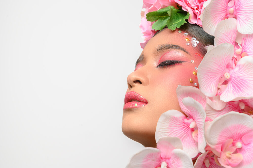 The woman wore pink makeup and beautifully decorated the flowers Face2Facewomens